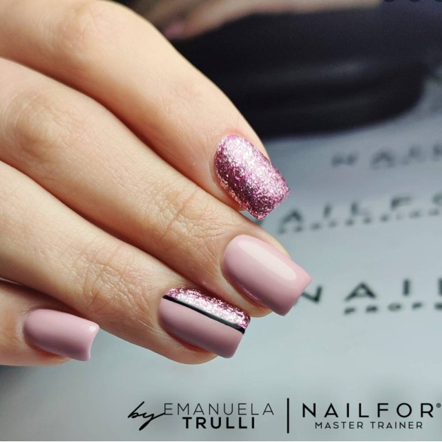 Semi-permanent nail polish color: Fantasy Platinum Semi-permanent Gel Polish - 18P Nailfor €7.99