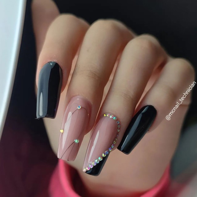 Semipermanente smalto colore per unghie: FANTASY Smalto Gel Semipermanente - 001FAN Nero Nailfor 6,99 €