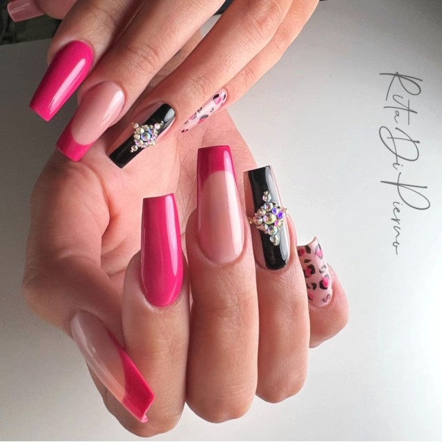 Semi-permanent nail polish color: Fantasy Semi-permanent Gel Polish - 046FAN Nailfor €6.99
