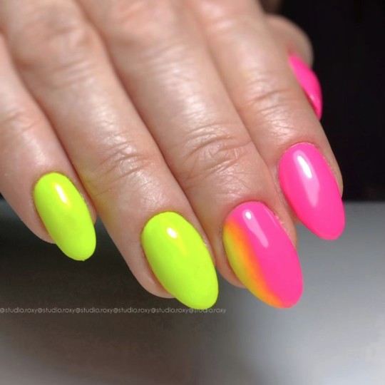 Semi-permanent nail polish color: Fantasy Semi-permanent Gel Polish - 092FAN Fluo Nailfor €6.99 2