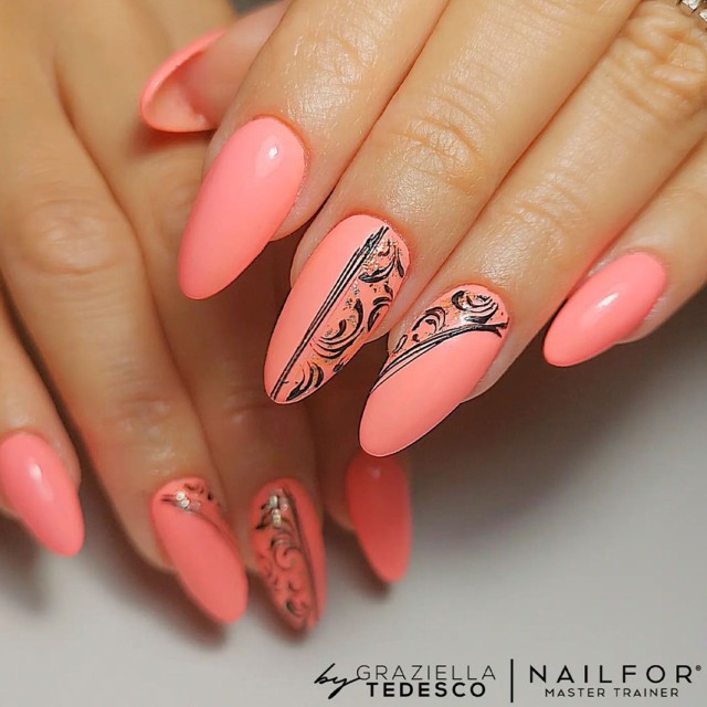 Semi-permanent nail polish color: Fantasy Semi-permanent Gel Polish - 121FAN Nailfor €6.99