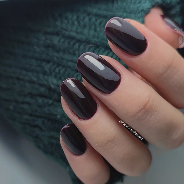 Semi-permanent nail polish color: Fantasy Semi-permanent Gel Polish - 200R Rouge Noir Nailfor €6.99