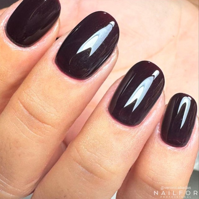 Semi-permanent nail polish color: Fantasy Semi-permanent Gel Polish - 200R Rouge Noir Nailfor €6.99
