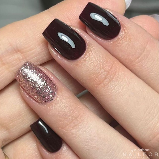 Semi-permanent nail polish color: Fantasy Semi-permanent Gel Polish - 200R Rouge Noir Nailfor €6.99