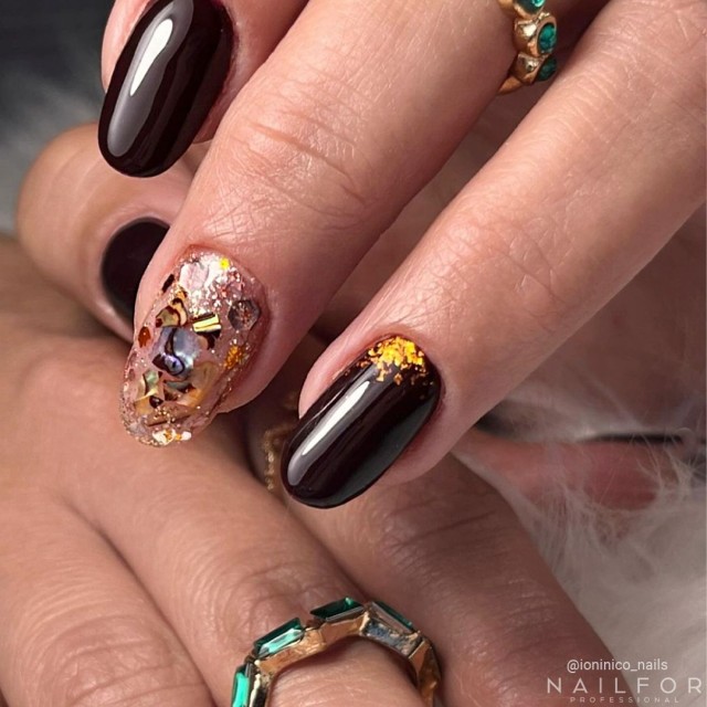 Semi-permanent nail polish color: Fantasy Semi-permanent Gel Polish - 200R Rouge Noir Nailfor €6.99