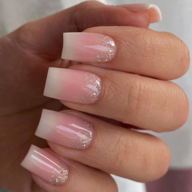 Vernis à ongles semi-permanent couleur : Fantasy Semi-permanent Gel Polish - 297 transparent aux reflets glitter arc-en-ciel...