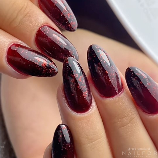 Semi-permanent nail polish color: Fantasy Semi-permanent Gel Polish - 317 red glitter Nailfor €6.99 2