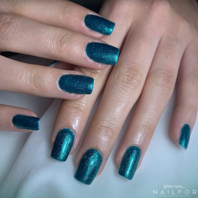 Semi-permanent nail polish color: Fantasy Semi-permanent Gel Polish - 104FAN Emerald Nailfor €6.99