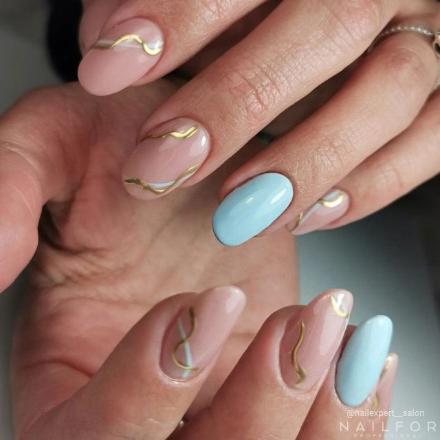 Semi-permanent nail polish color: Chic SEMI-PERMANENT NAIL POLISH - 125 Nailfor €7.99