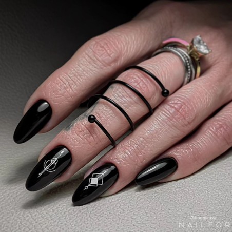 Vernis à ongles semi-permanent couleur : Chic SEMI-PERMANENT NAIL POLISH - 001 BLACK Nailfor 7,99 €