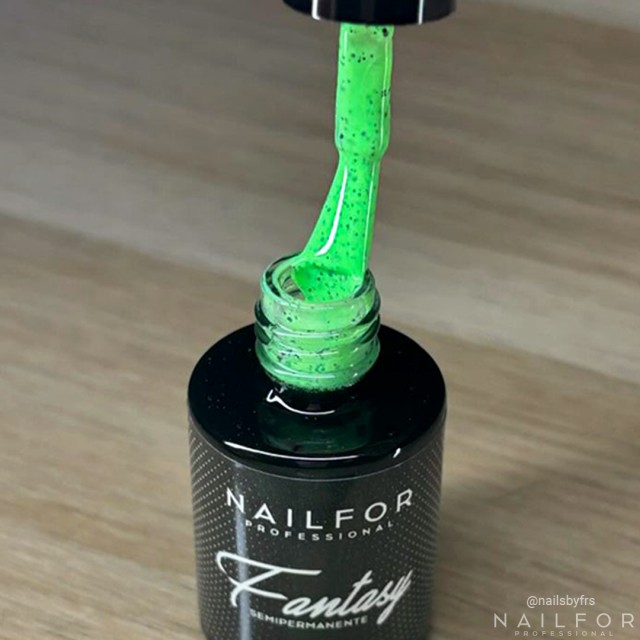 Semipermanente smalto colore per unghie: FANTASY Smalto Gel Semipermanente - 396 confetti Nailfor 7,99 €