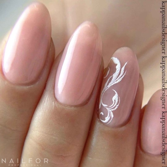 Esmalte de uñas semipermanente color: Nude natural 03 - Base de Gel semipermanente Rubber semitransparente Nailfor 10,99 € 2