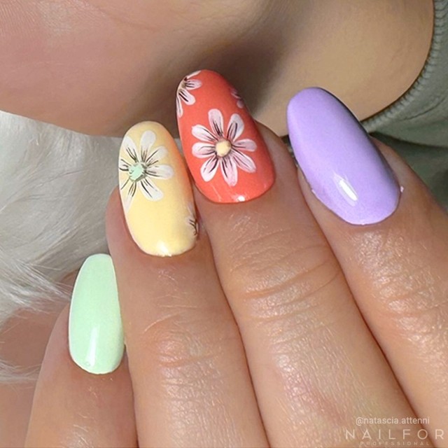 Semi-permanent nail polish color: Fantasy Semi-permanent Gel Polish - 350 milky mint green Nailfor €6.99