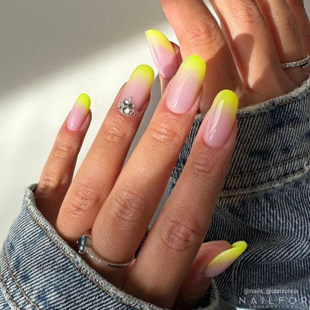 Semi-permanent nail polish color: Chic SEMI-PERMANENT NAIL POLISH - 163 FLUORESCENT Fluo Nailfor €7.99