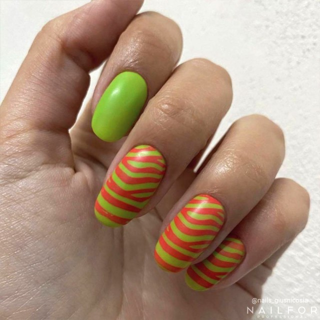 Vernis à ongles semi-permanent couleur : Chic SEMI-PERMANENT NAIL POLISH - 439 AVOCADO Nailfor 7,99 €
