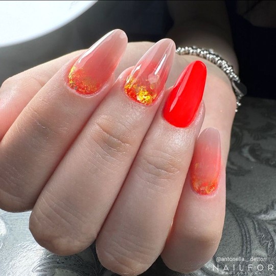 Semipermanente smalto colore per unghie: CHIC SMALTO SEMIPERMANENTE - 134 FLUO Nailfor 7,99 € 2