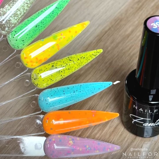 Semi-permanent nail polish color: Fantasy Semi-permanent Gel Polish - 405 confetti Nailfor €7.99 2
