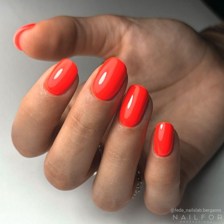 Semipermanente smalto colore per unghie: CHIC SMALTO SEMIPERMANENTE - 135 FLUO Nailfor 7,99 €