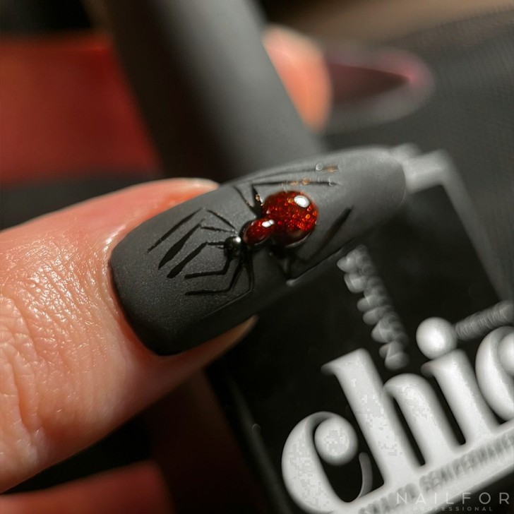 Semipermanente smalto colore per unghie: CHIC SMALTO SEMIPERMANENTE - 001 NERO Nailfor 7,99 €