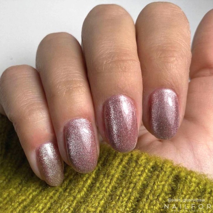 Semi-permanent nail polish color: New Cat eye 5d 31 Nude Nailfor €11.99
