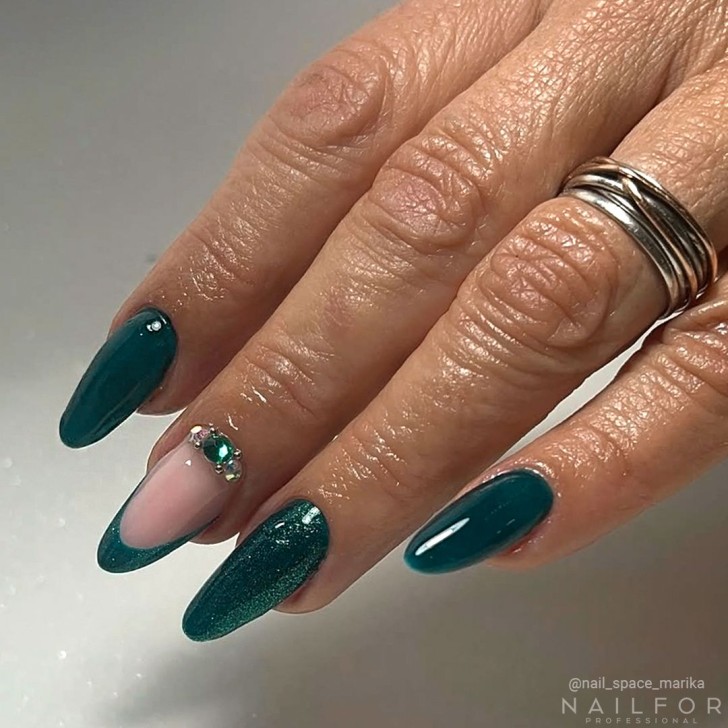 Vernis à ongles semi-permanent couleur : Chic SEMI-PERMANENT NAIL POLISH - 365 Emerald Nailfor pour 7,99 €
