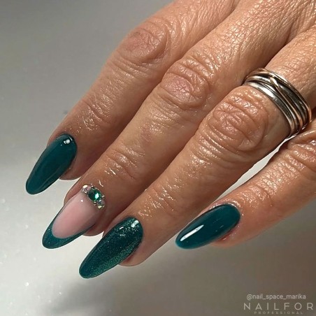 Vernis à ongles semi-permanent couleur : Chic SEMI-PERMANENT NAIL POLISH - 365 Emerald Nailfor pour 7,99 €