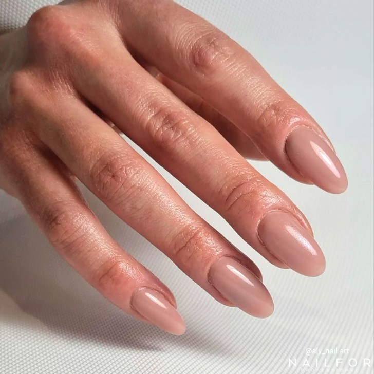 Semi-permanent nail polish color: Chic SEMI-PERMANENT NAIL POLISH - 180 Nailfor €7.99