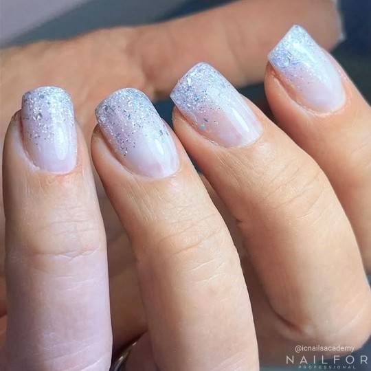 Vernis à ongles semi-permanent couleur : Chic SEMI-PERMANENT NAIL POLISH - 466 Nailfor 7,99 € 2