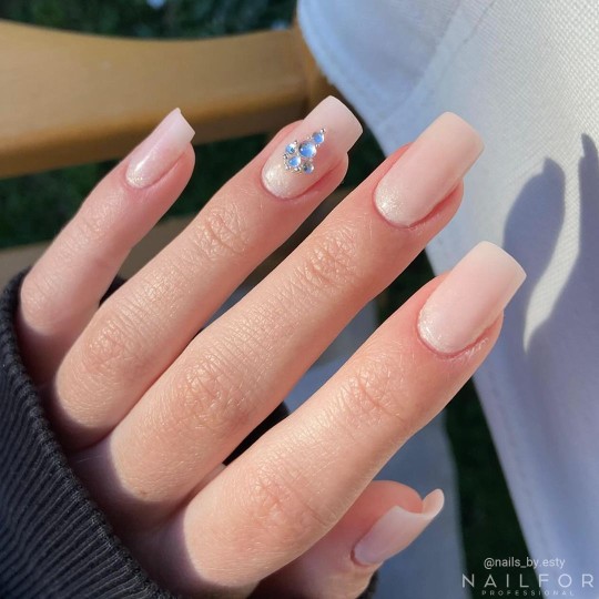 Semi-permanent nail polish color: Chic SEMI-PERMANENT NAIL POLISH - 181 milky Nailfor €7.99 2