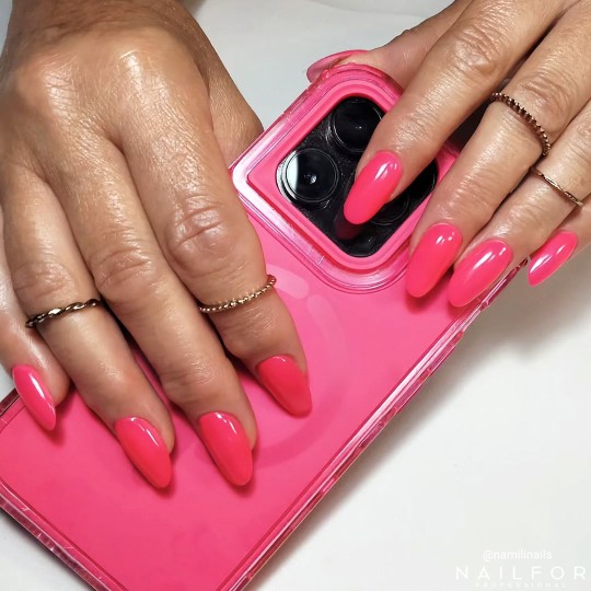 Vernis à ongles semi-permanent couleur : Chic SEMI-PERMANENT NAIL POLISH - 165 Fluo Nailfor 7,99 € 2