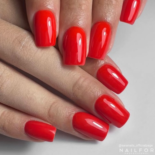 Semi-permanent nail polish color: Chic SEMI-PERMANENT NAIL POLISH - 560 fluo red Nailfor €7.99 2