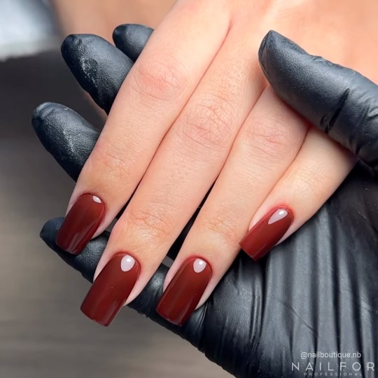 Semi-permanent nail polish color: Chic SEMI-PERMANENT NAIL POLISH - 420 Nailfor €7.99 2