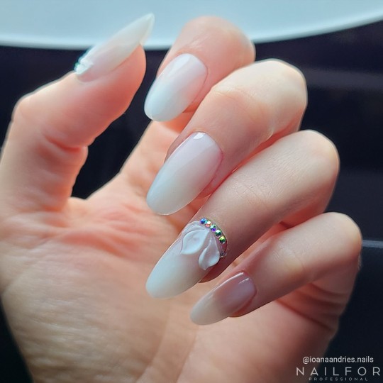 Esmalte de uñas semipermanente color: Chic ESMALTE DE UÑAS SEMIPERMANENTE - 182 blanco Nailfor Uñas por 7,99 € 2