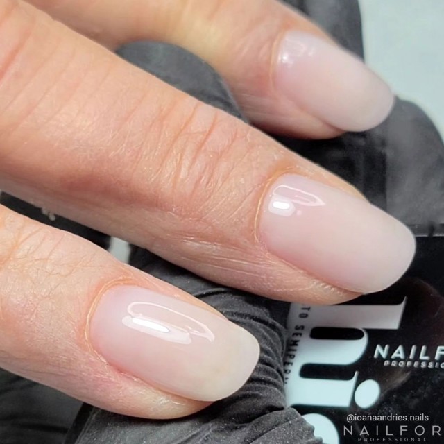 Vernis à ongles semi-permanent couleur : Chic SEMI-PERMANENT NAIL POLISH - 182 milky white Nailfor €7.99