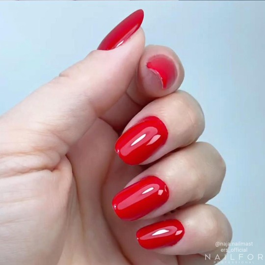 Esmalte de uñas semipermanente color: Chic ESMALTE DE UÑAS SEMIPERMANENTE - 261 Nailfor 7,99 € 2