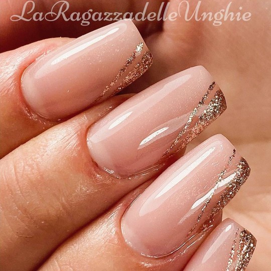 Vernis à ongles semi-permanent couleur : Chic SEMI-PERMANENT NAIL POLISH - 315 Rose Gold Light Glitter Nailfor 7,99 € 2