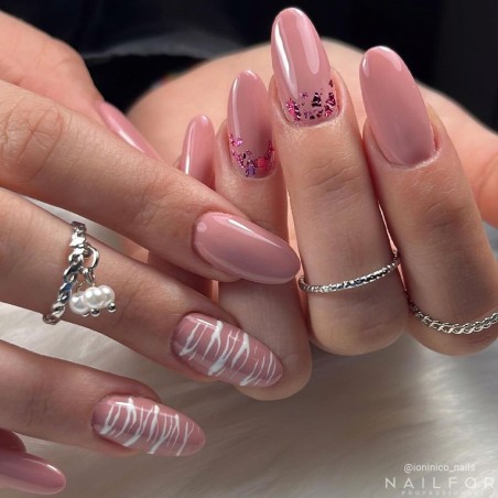 Semi-permanent nail polish color: Chic SEMI-PERMANENT NAIL POLISH - 386 Nailfor €7.99