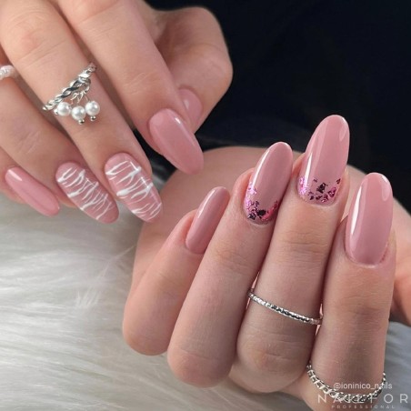 Semi-permanent nail polish color: Chic SEMI-PERMANENT NAIL POLISH - 386 Nailfor €7.99