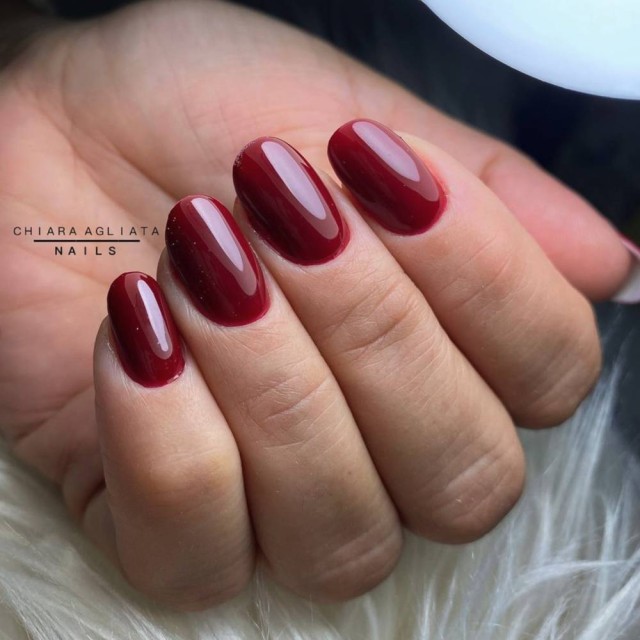 Semi-permanent nail polish color: Fantasy Semi-permanent Gel Polish - 242 Bordeaux Nailfor €6.99